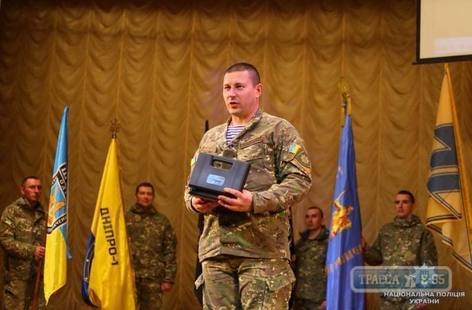 Министр внутренних дел наградил трех бойцов одесского батальона 