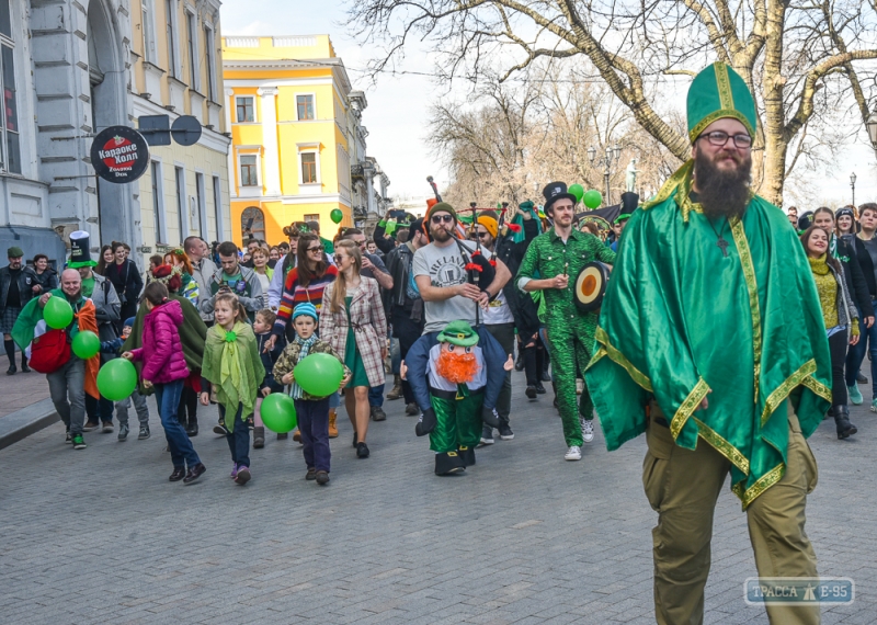 Зеленые человечки и святой прошли парадом по Одессе (фото)