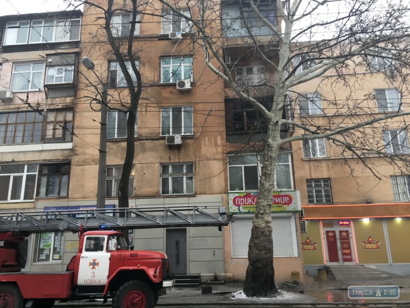 Спасатели вытащили двух человек из огня во время пожара в Одессе