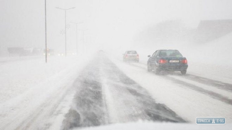 Спасатели освободили 100 автомобилей из снежного плена на трассе Одесса - Киев