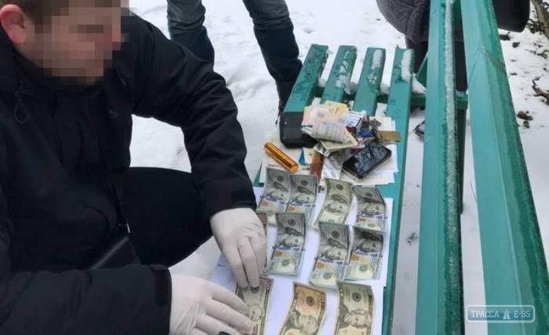 Силовики задержали двух взяточников в Одессе - врача и чиновника