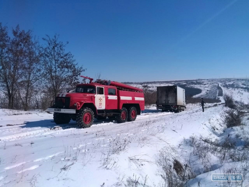 Спасатели освободили 10 автомобилей из снежных заносов в Одесской области