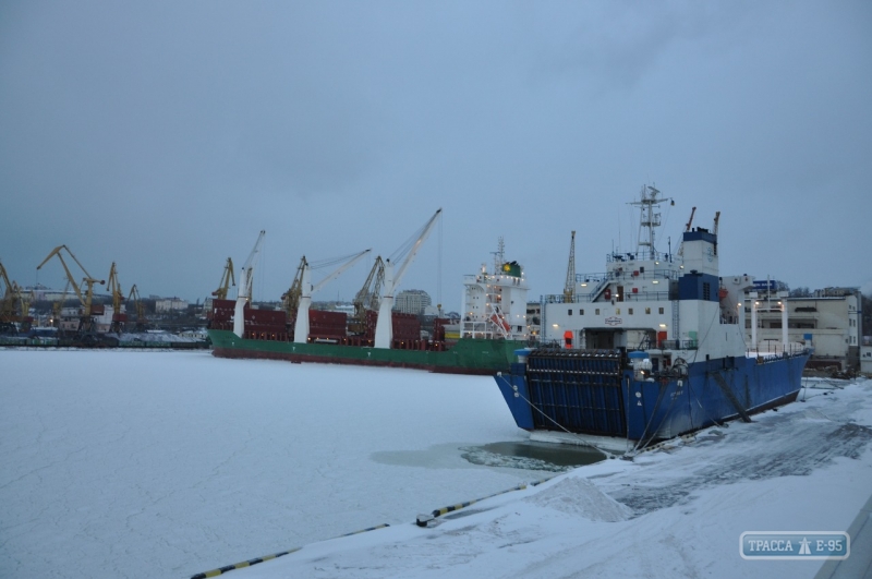 Ветер, волнение и снег внесли ограничения в работу портов Одесского региона