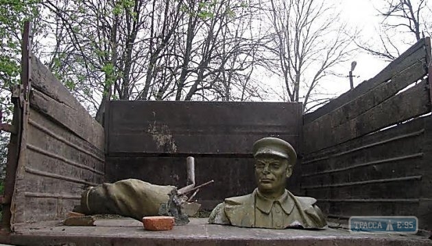 Сельсовет в Одесской области после скандала снес памятник коммунистическому вождю