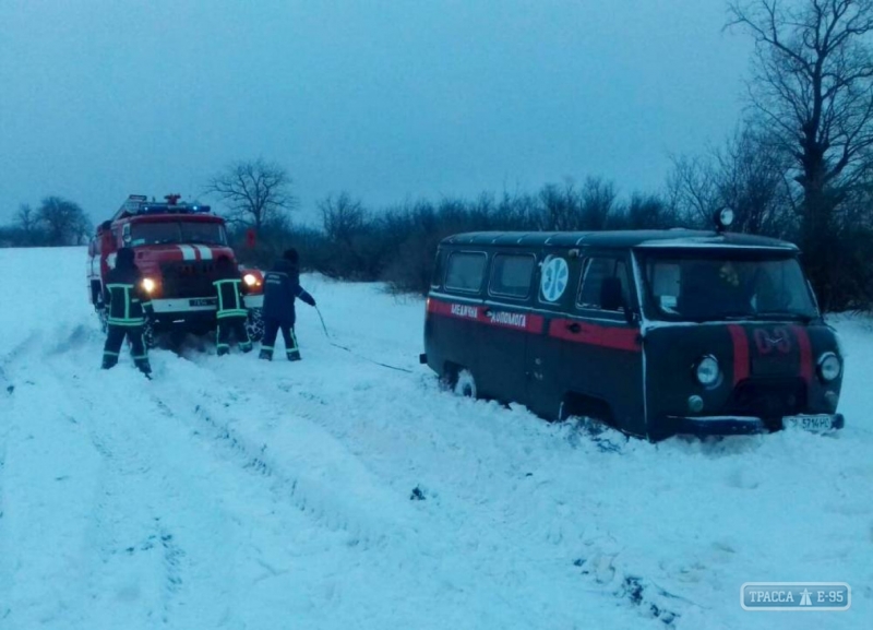 Спасатели вытащили из снежных заносов машину инкассаторов и скорую с годовалым ребенком