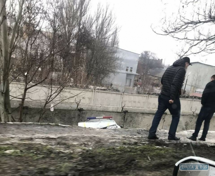 Патрульный автомобиль упал с моста в Одессе - водитель не справился с управлением