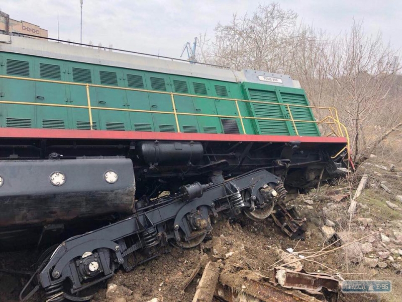 Локомотив с груженными вагонами упал с большой высоты в Одесской области (фото)
