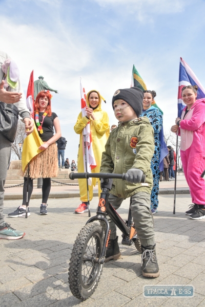 Люди в смешных костюмах пробежались по центру Одессы (фоторепортаж)