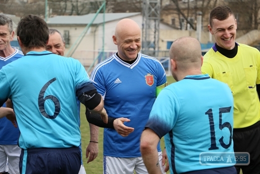 Ветераны футбола сыграли против команды одесского горсовета во главе с мэром в день «Юморины» (фото)