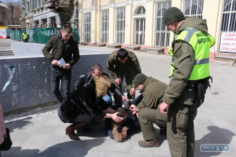 Камень с фасада здания в центре Одессы упал человеку на голову