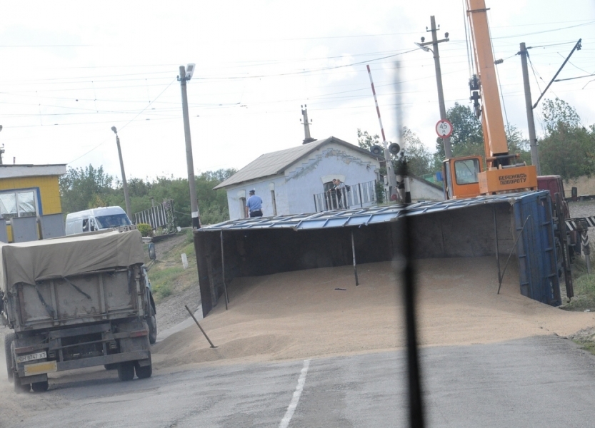 Зерно из оторвавшегося 36-тонного прицепа завалило ж/д переезд в Березовке Одесской области (фото)