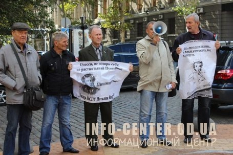Одесские общественники нарисовали тень мэра Алексея Костусева с кувалдой (фото)