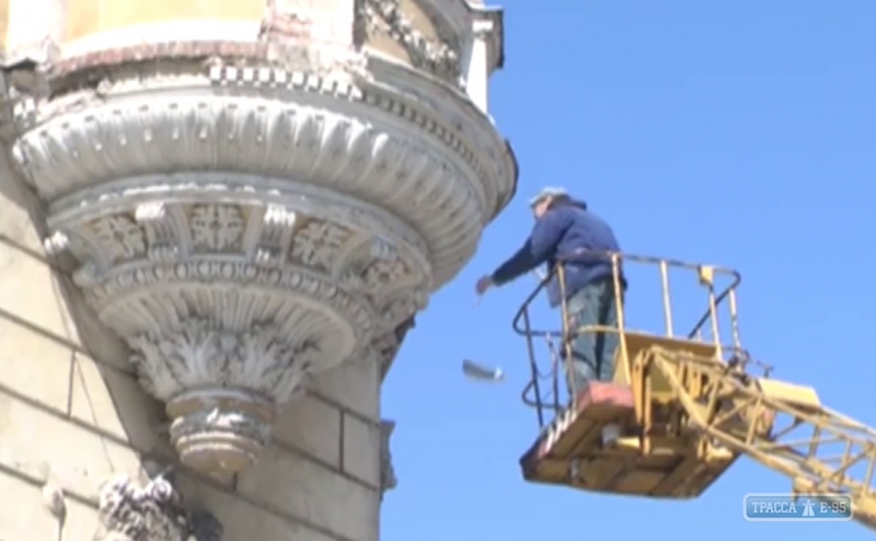 Все ради безопасности: коммунальщики сбивают старинную лепнину с памятника архитектуры в Одессе 