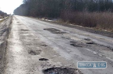 Трасса Киев-Одесса на некоторых участках стала практически непроезжаема - министр обещает ремонт 