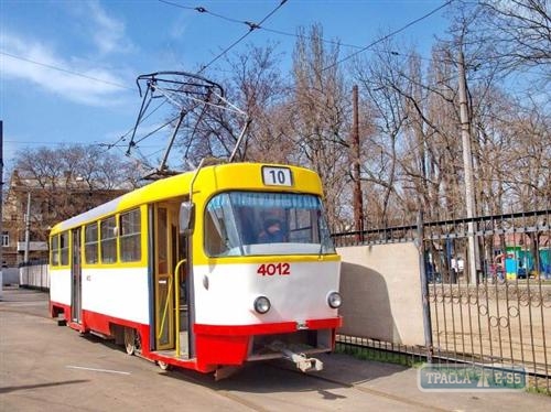 На улицы Одессы вышел трамвай с картинной галереей в салоне (фото)