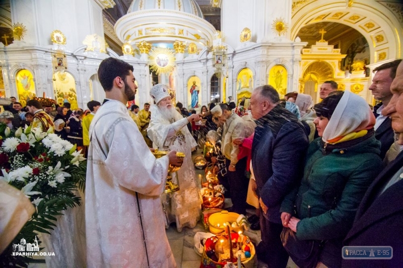 Множество православных одесситов собрались в Спасо-Преображенском соборе на ночную пасхальную службу