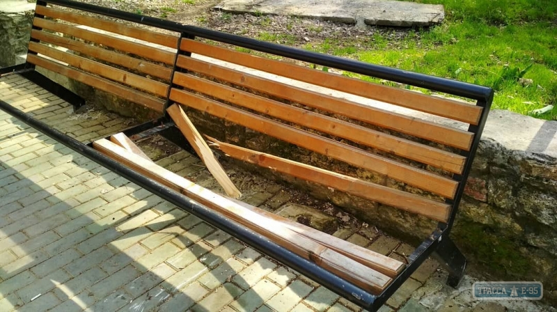 Вандалы повредили скамейки и новую фотозону для влюбленных в парке имени Пушкина в Болграде (фото)