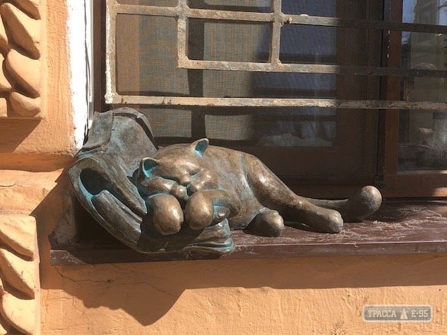 Скульптура любимого кота Жванецкого появилась на подоконнике окна Всемирного клуба одесситов
