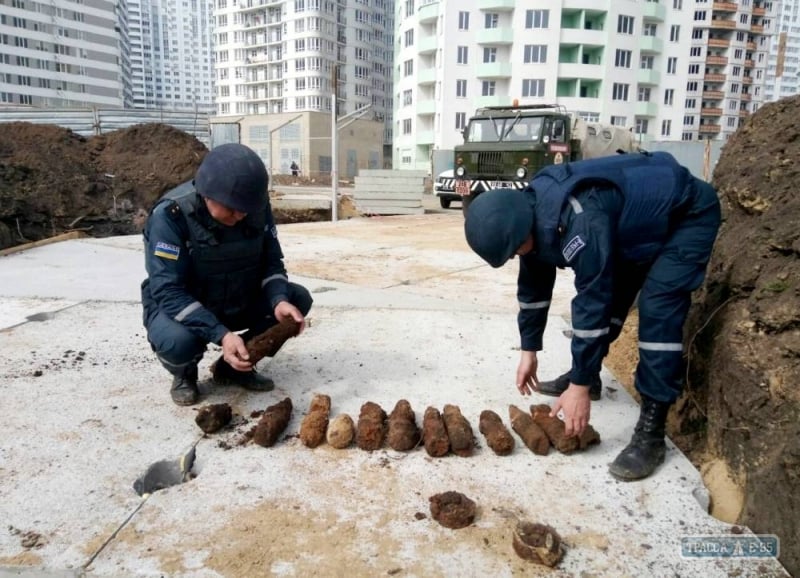 На стройке в Одессе найдены 18 артснарядов (фото)
