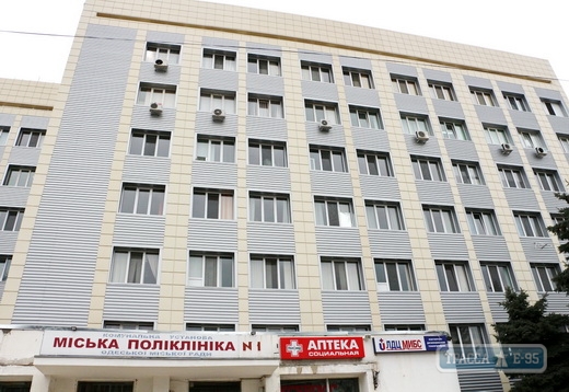 Строители выполнили 75% ремонта здания поликлиники на улице Болгарской в Одессе
