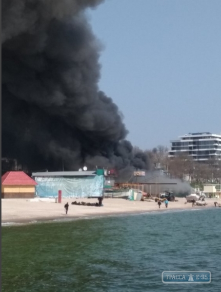 Пожар на Фонтане в Одессе: у моря горит очередной ресторан (фото)