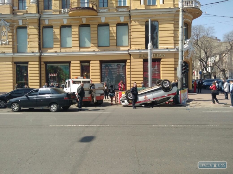 Автомобиль ГосЧС перевернулся в центре Одессы (фото)