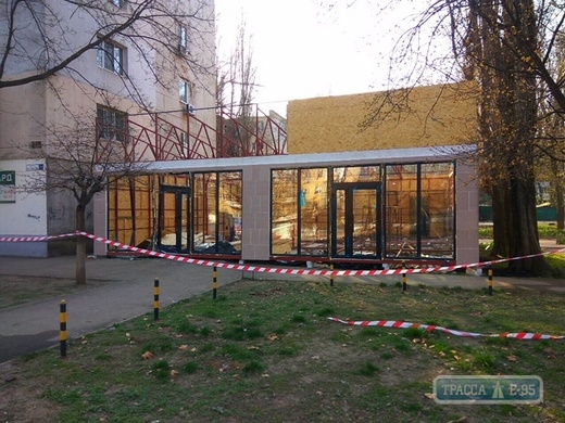 Коммунальные службы Одессы демонтировали незаконное строение на 144 