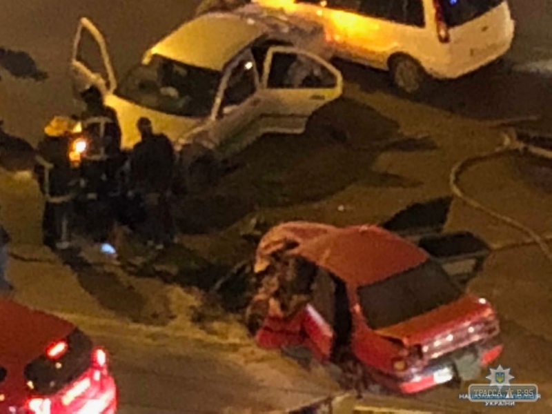 Иномарка протаранила два автомобиля в Одессе