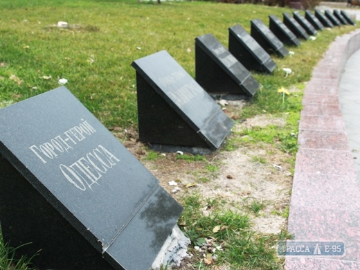 Одесские коммунальщики смыли краску с мемориальных плит на Аллее Славы, которые осквернили радикалы