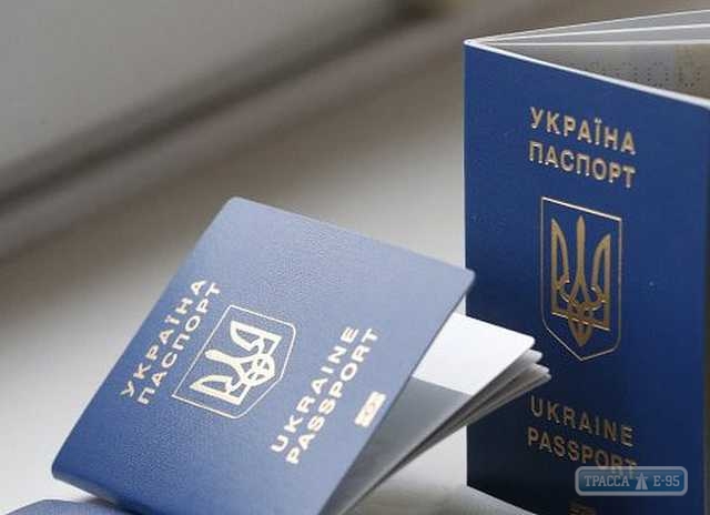 В Одессе возобновлена услуга вклеивания фото в паспорт, отмененная на один день