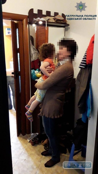 Двое малышей закрыли мать на балконе седьмого этажа в Одессе