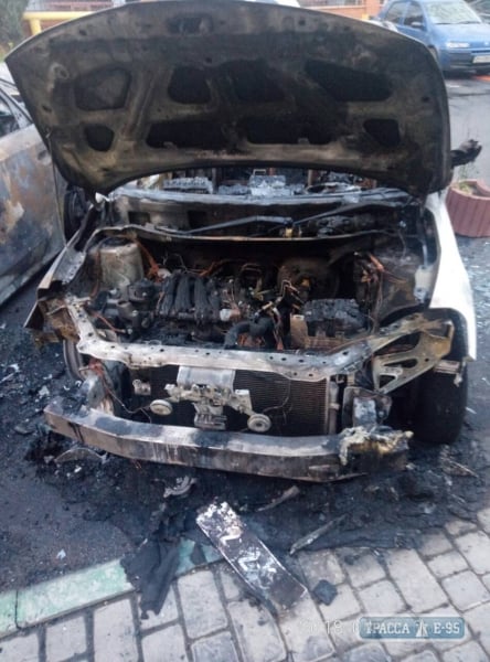 Четыре автомобиля сгорели в Одессе возле парка Победы