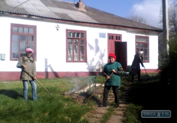 Жители села на севере Одесской области продолжают ухаживать за территорией закрытой школы