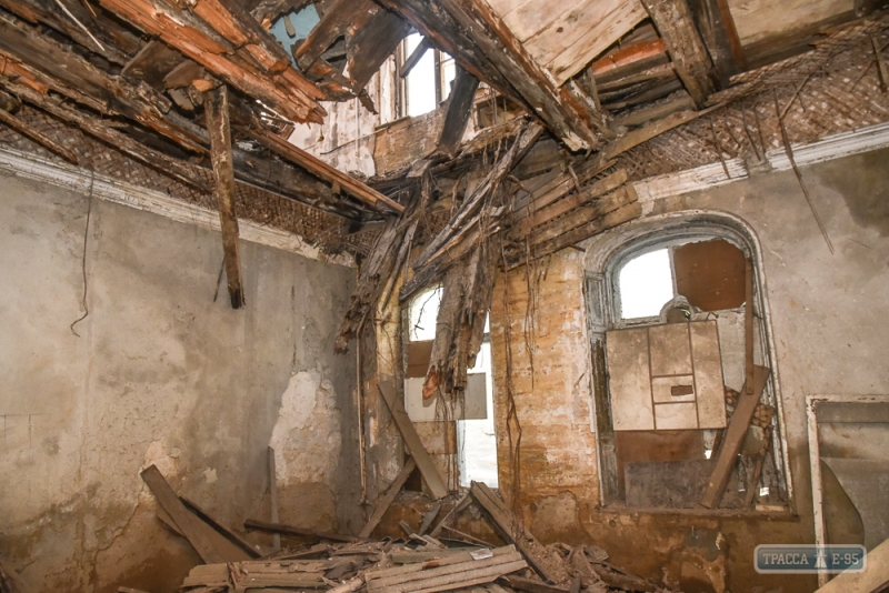 Знаменитый дом Гоголя в Одессе разрушается - упала часть крыши (фото)