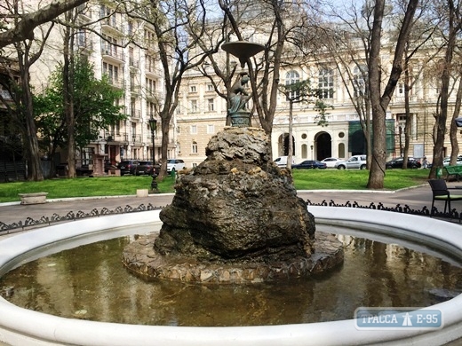 В Одессе восстановили скульптуру фонтана в Пале-Рояле