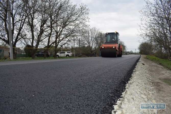 Рабочие отремонтируют 10 км дороги в Любашевском районе за 30 млн грн