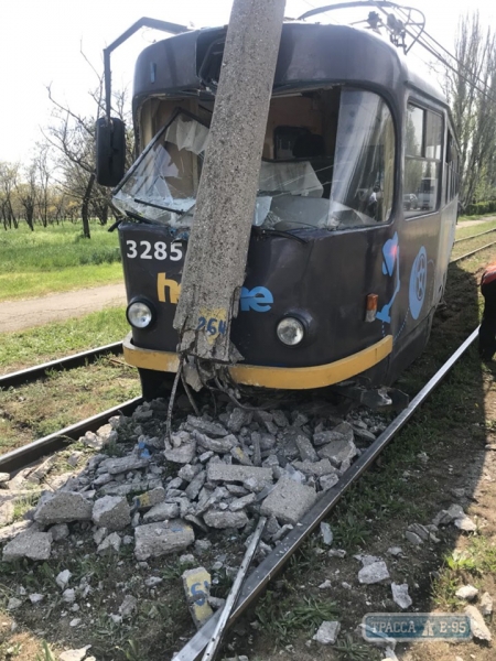Трамвай сошел с рельсов и снес столб в Одессе, есть пострадавшие