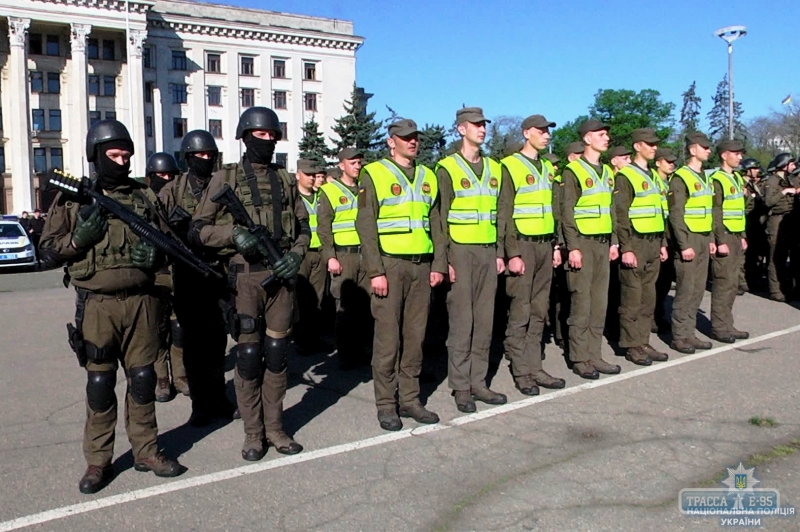Полицейские Одесского гарнизона вышли на строевой смотр перед усиленным дежурством (фото)