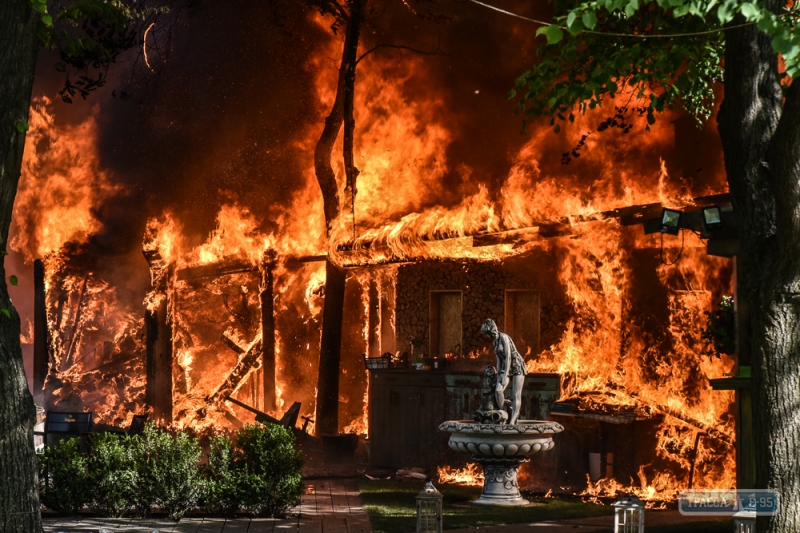 Масштабный пожар в Одессе: сгорел очередной ресторан, клубы дыма заполонили Черемушки (фоторепортаж)