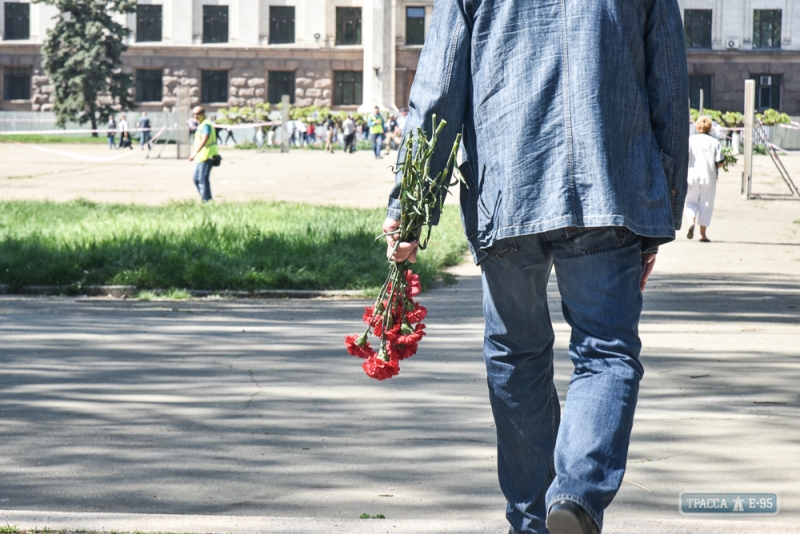 Одесситы приносят цветы на Куликово поле в память о жертвах трагедии 2 мая (фото)
