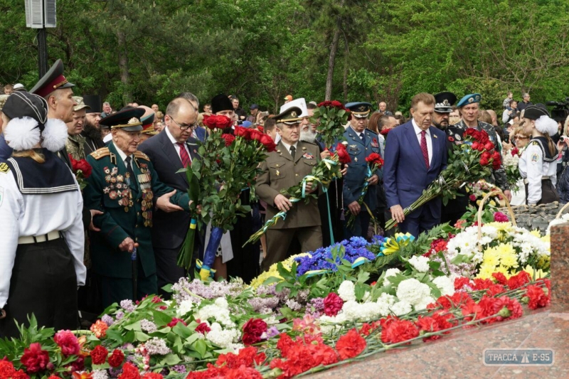 Торжественное возложение цветов в чеcть Дня Победы состоялось в Одессе на Аллее Славы (фоторепортаж)