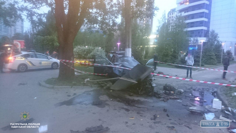 Водитель иномарки разбил свой автомобиль об столб в Одессе (фото)