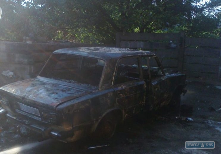 Сгоревший автомобиль едва не сжег дом в райцентре на юге Одесщины