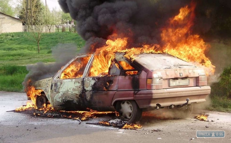 Два автомобиля сгорели в Одесской области