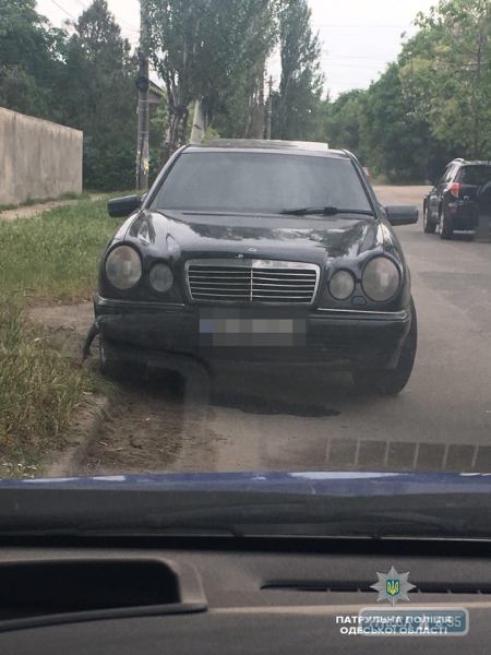 Иномарка протаранила остановку в Одессе: полиция задержала виновника