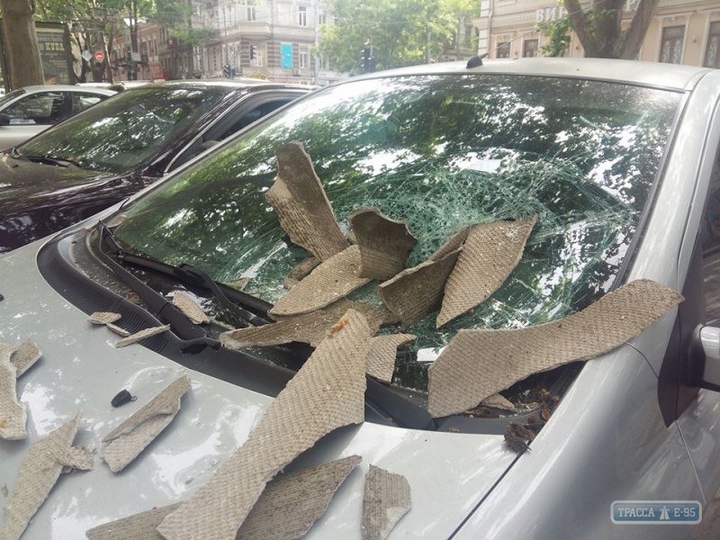 Огромные куски шифера рухнули с крыши дома на автомобиль в центре Одессы