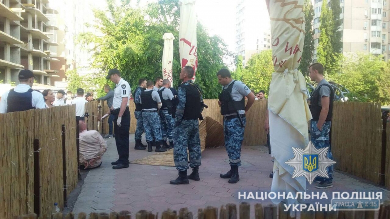 Посетители семейного кафе устроили разборки со стрельбой в Киевском районе Одессы