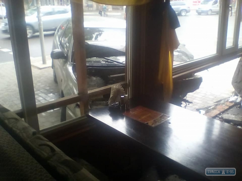 Иномарка на огромной скорости врезалась в кафе в Черноморске (фото, видео)