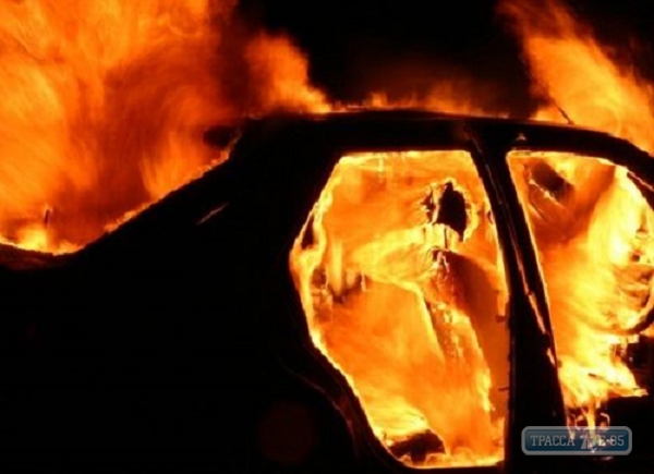 Гараж и автомобиль сгорели в Раздельнянском районе