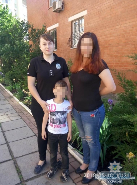 Полицейские нашли и вернули домой пропавшего в Черноморске мальчика
